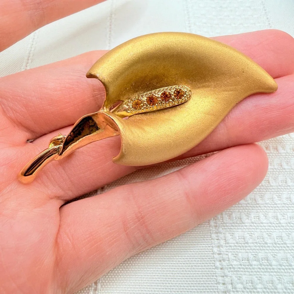 Vintage Floral Peace Lily Orange Rhinestone Center Matte Gold Tone Pin Brooch